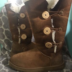 UGGS CHESTNUT THREE BUTTON REAL FUR!!